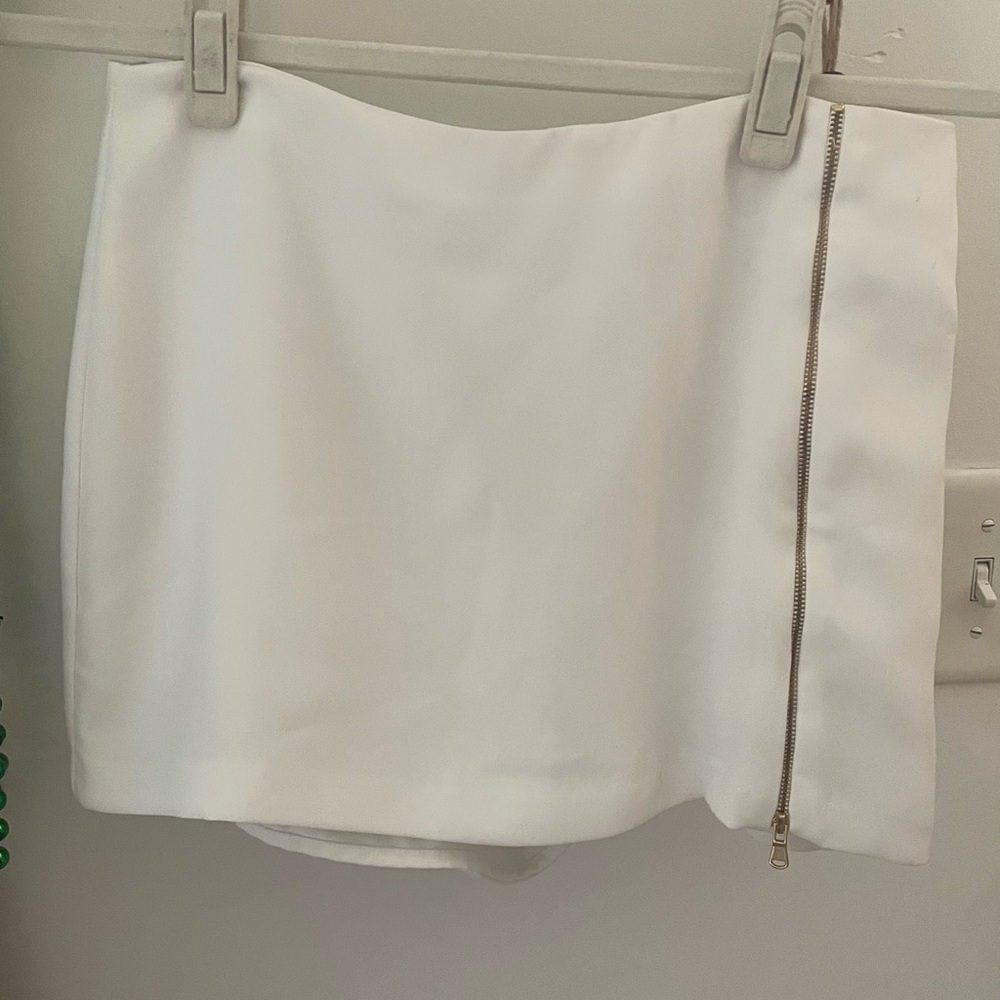 Amanda Uprichard white mini skort w/ zipper - Size M